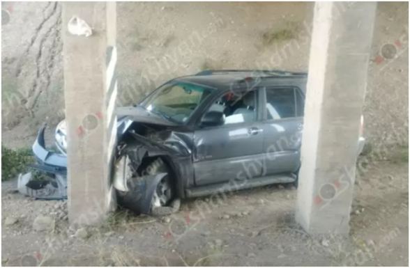 Ավշարում բախվել են «Լադա»-ն և «Mitsubishi»-ն․ վերջինը հայտնվել է կամրջի տակ